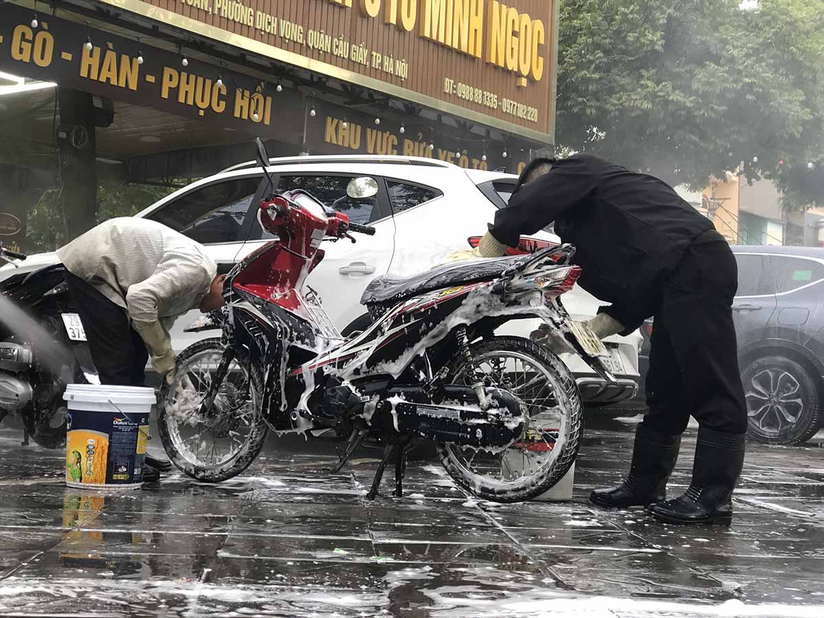 Sau khi đi mưa, cần bảo dưỡng thế nào để xe máy luôn bền đẹp? Ảnh: Phạm Đông