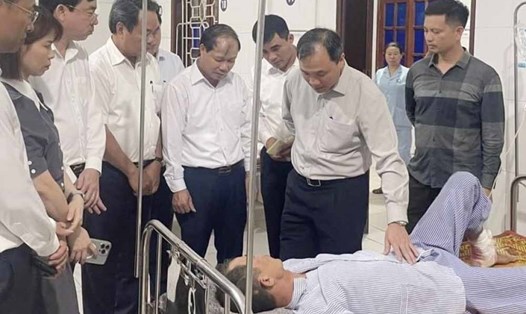 Bí thư Tỉnh ủy Hà Tĩnh thăm hỏi, động viên công nhân bị thương điều trị tại Bệnh viện Đa khoa thị xã Kỳ Anh. Ảnh: Công Hà.