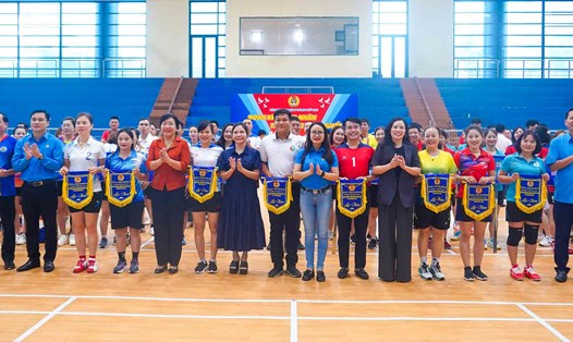 Lãnh đạo Liên đoàn Lao động tỉnh, thành phố Vinh trao cờ lưu niệm cho đại diện các đội tham gia giải đấu. Ảnh: Duy Chương.