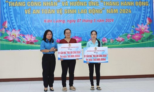 Chủ tịch LĐLĐ tỉnh Kiên Giang Trương Thanh Thúy trao bảng tượng trưng hỗ trợ 2 căn nhà Mái ấm công đoàn. Ảnh: Mỹ Linh