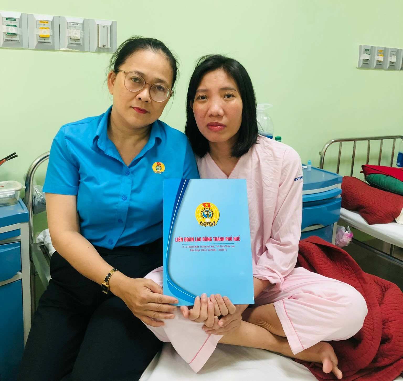 Chủ tịch LĐLĐ TP. Huế Hồ Thị Đoan Trang trao tặng quà cho đoàn viên từ chương trình "Điều ước đoàn viên". Ảnh: An Khương.