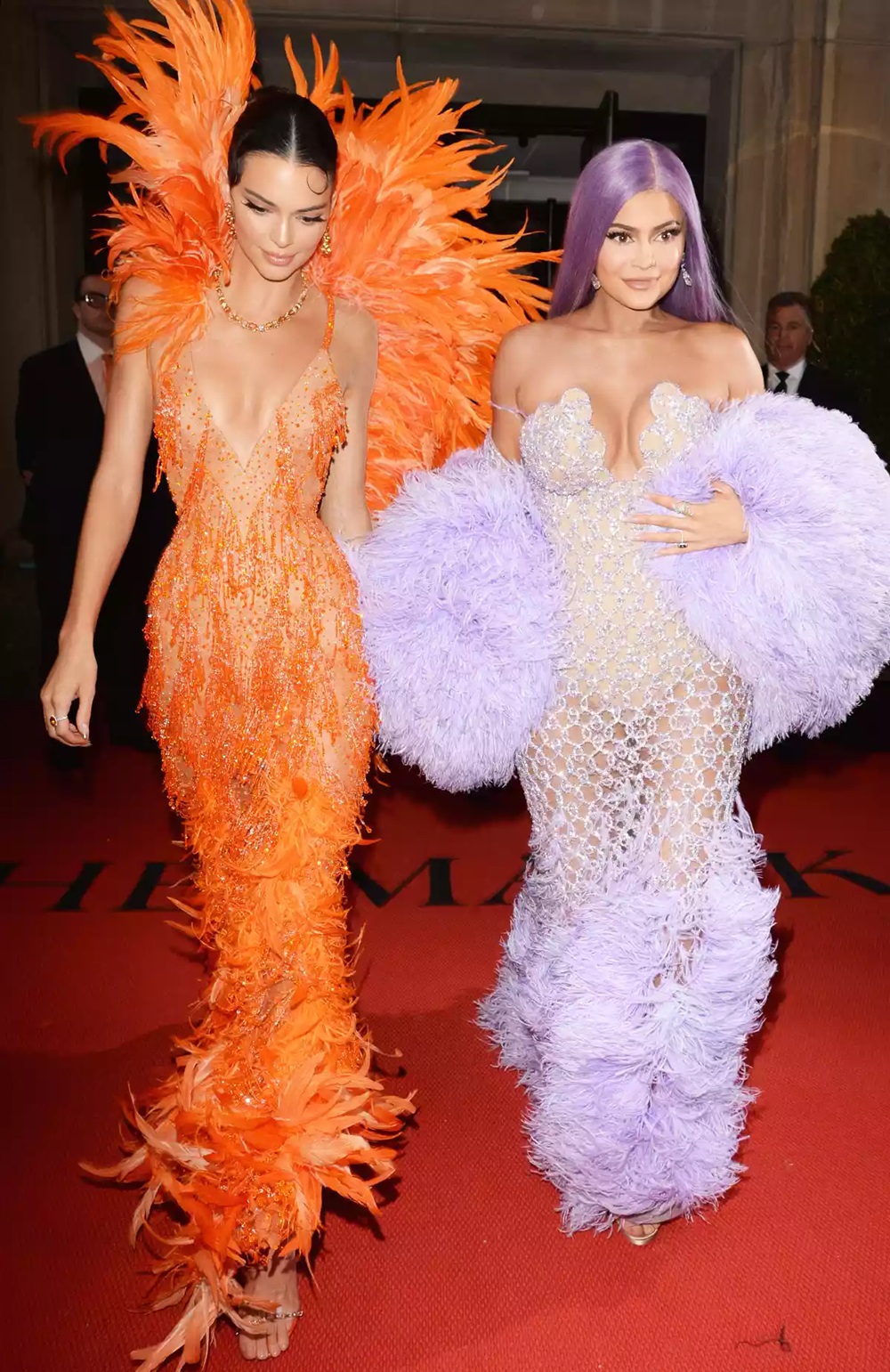 Kendall Jenner và Kylie Jenner rời khách sạn The Mark để tham dự Met Gala 2019. Ảnh: The Mark.