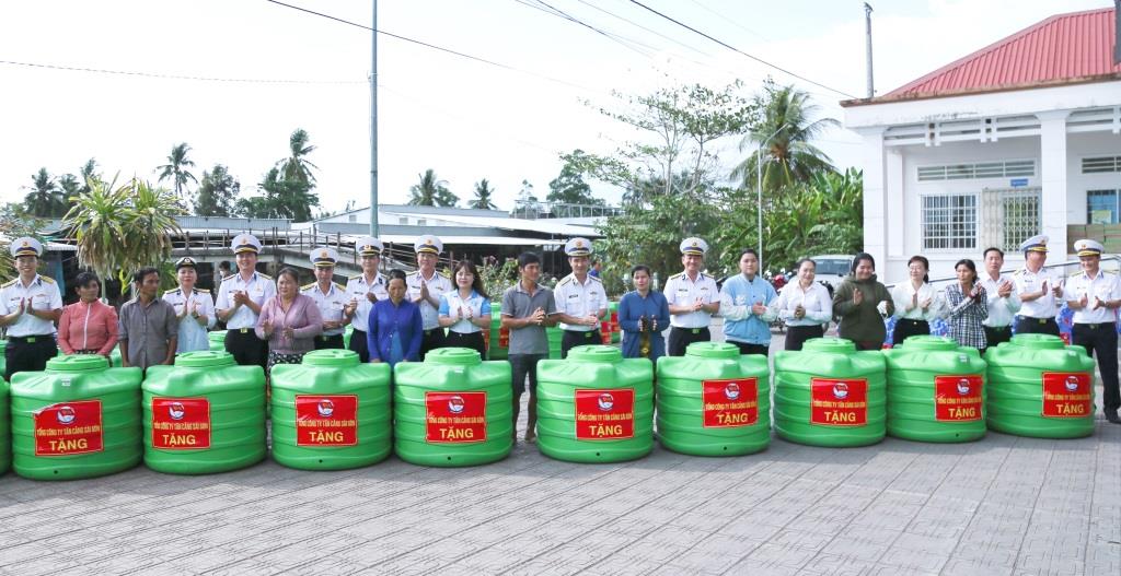 Trao tặng bồn chứa nước cho người dân. Ảnh: Văn Định