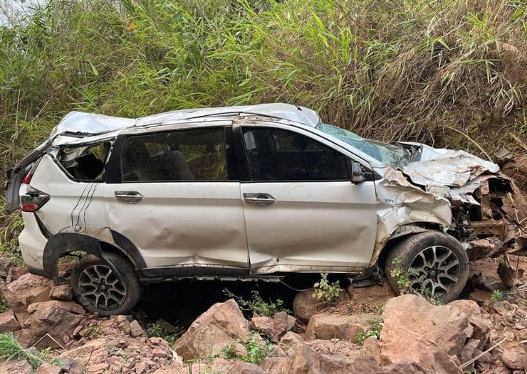 Xe ôtô chở 5 người tai nạn khi leo dốc Đề Pua (Điện Biên). Ảnh: Người dân cung cấp