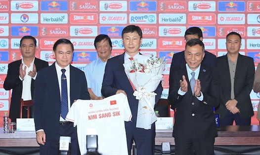 Huấn luyện viên Kim Sang-sik trong ngày ra mắt bóng đá Việt Nam. Ảnh: Minh Phong