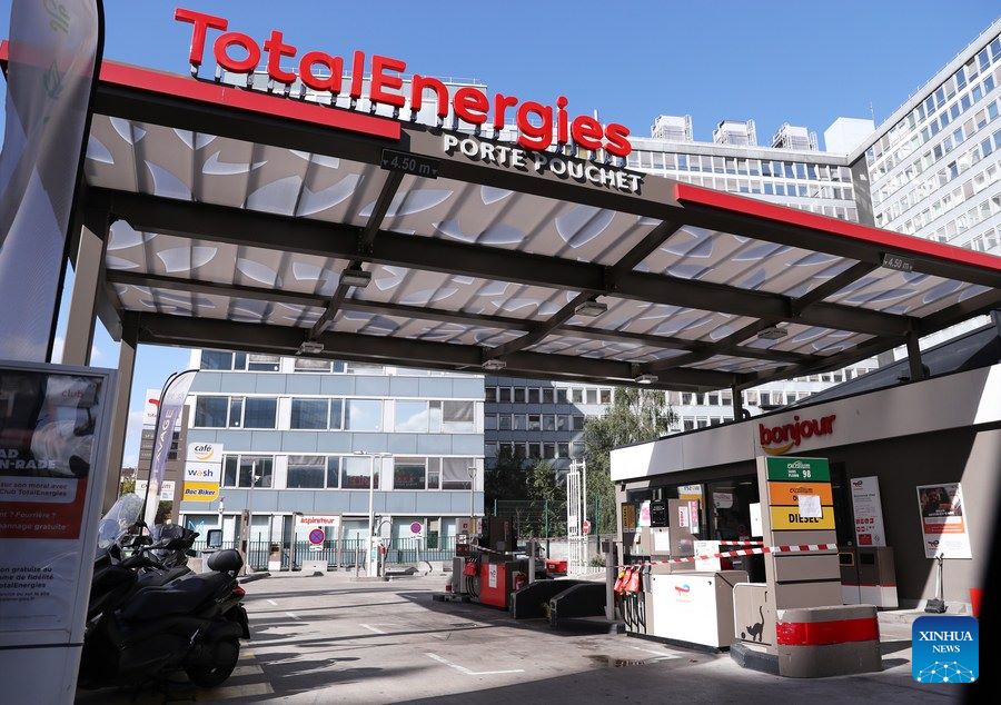Một trạm xăng của Total Energies tạm thời đóng cửa ở Paris, Pháp, ngày 6.10.2022. Ảnh: Xinhua