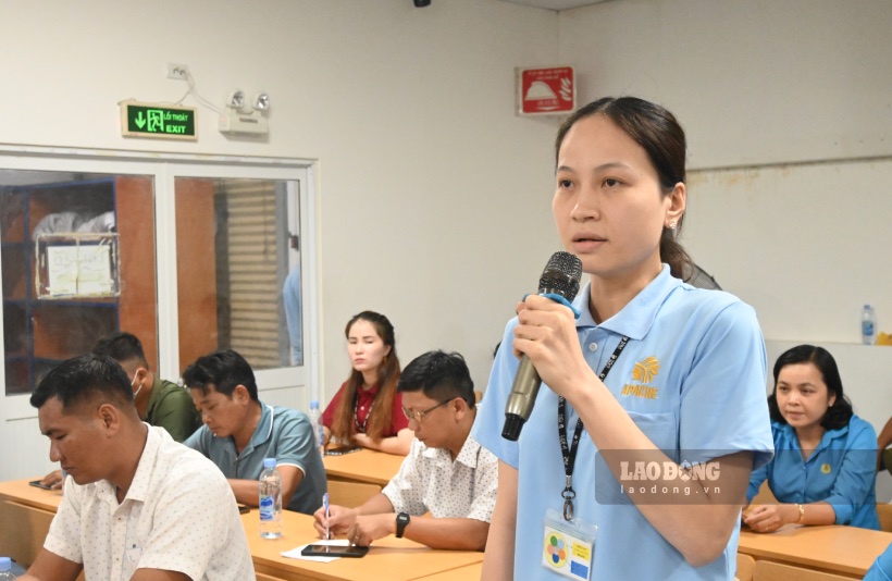 Chị Lê Thị Bích Tuyền – làm việc tại công ty TNHH Giày Apache Việt Nam - phát biểu tại hội nghị. Ảnh: Thành Nhân