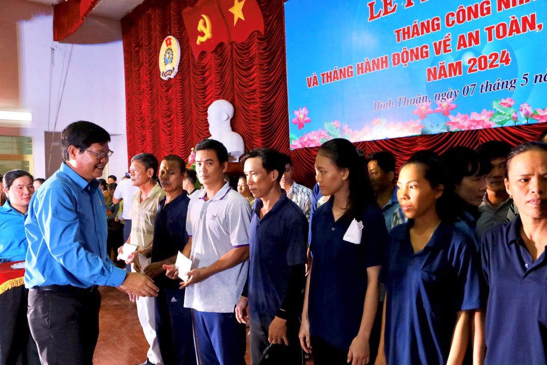 Ông Đỗ Hữu Quy – Chủ tịch LĐLĐ tỉnh Bình Thuận tặng quà cho công nhân, lao động. Ảnh: Duy Tuấn
