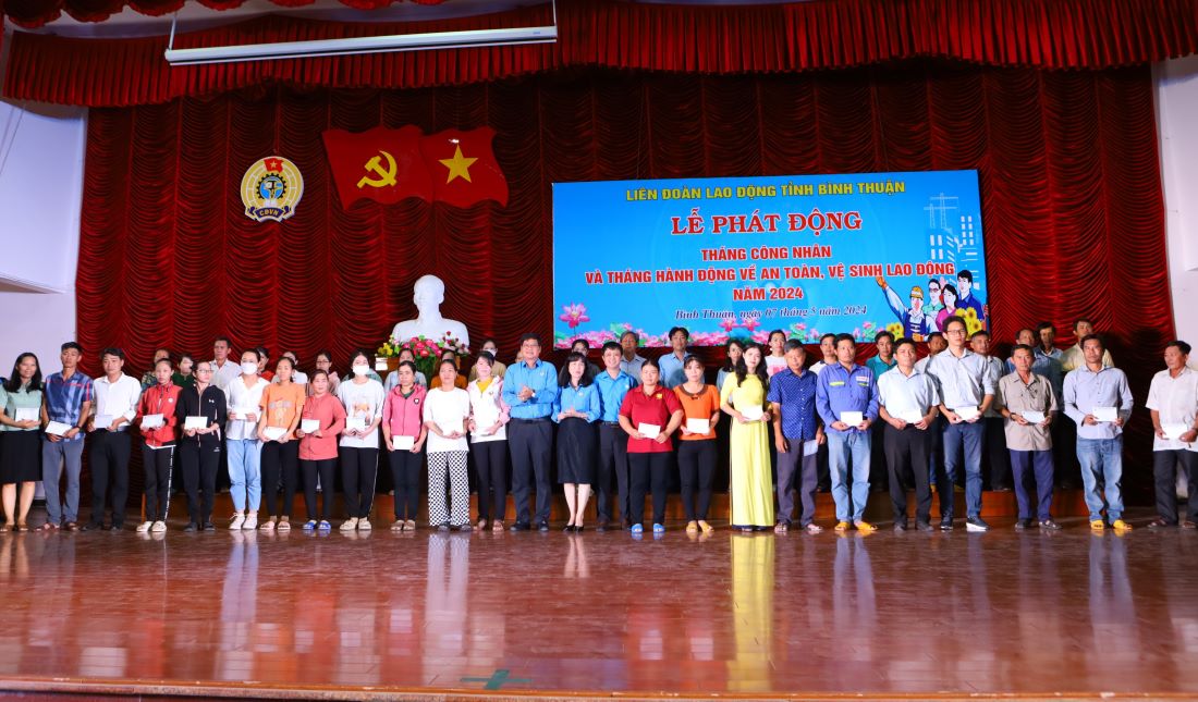 Các công nhân lao động tham dự Lễ phát động “Tháng Công nhân”, “Tháng hành động về An toàn, vệ sinh lao động” 2024 được LĐLĐ tỉnh Bình Thuận tặng quà. Ảnh: Duy Tuấn