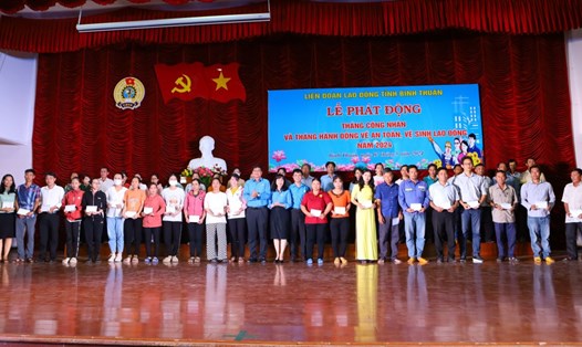 Các công nhân lao động tham dự Lễ phát động “Tháng Công nhân”, “Tháng hành động về An toàn, vệ sinh lao động” 2024 được LĐLĐ tỉnh Bình Thuận tặng quà. Ảnh: Duy Tuấn