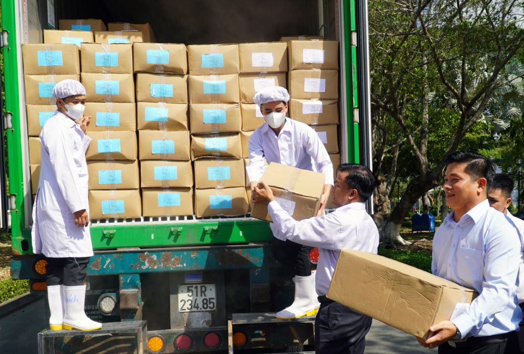 Phó Chủ tịch UBND tỉnh Đồng Tháp Nguyễn Phước Thiện, thực hiện nghi thức chuyển thùng sản phẩm sen lên đường xuất khẩu. Ảnh: Ban tổ chức Lễ hội sen.