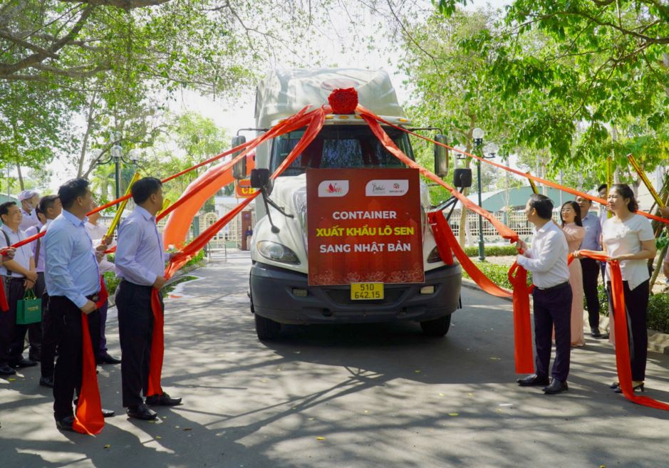 Các đại biểu thực hiện nghi thức xuất phát xe chở lô sen đầu tiên tỉnh Đồng Tháp lên đường xuất khẩu. Ảnh: Ban tổ chức Lễ hội sen
