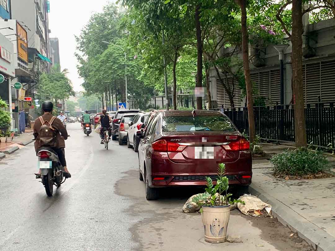 Chậu cây được đặt dưới lòng đường để giữ chỗ đỗ xe tại khu đô thị Goldmark City giáp đường Hoàng Công Chất (Bắc Từ Liêm, Hà Nội). Ảnh: Nhật Minh