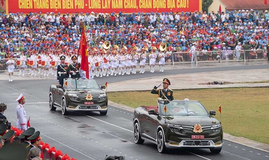 Xe mui trần tại lễ diễu binh mừng chiến thắng Điện Biên Phủ. Ảnh: Đức Hoàng