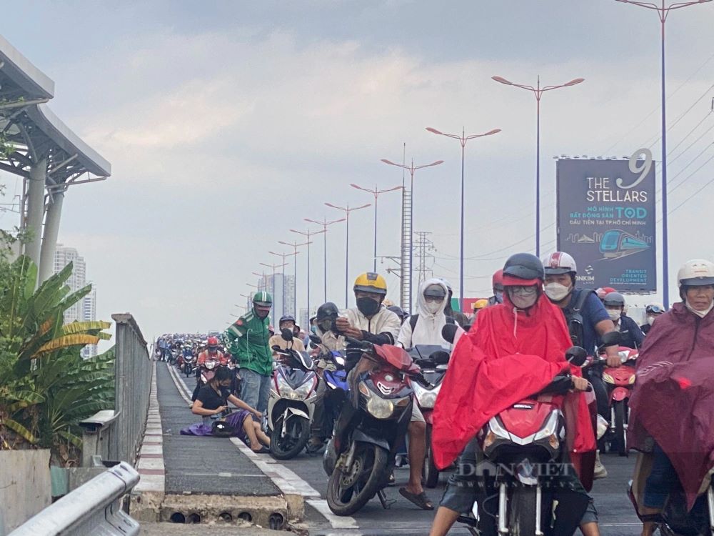 Người đi xe máy cũng bị té hàng loạt trên cầu Sài Gòn vào cuối tháng 2.2024. Ảnh: Minh Tâm