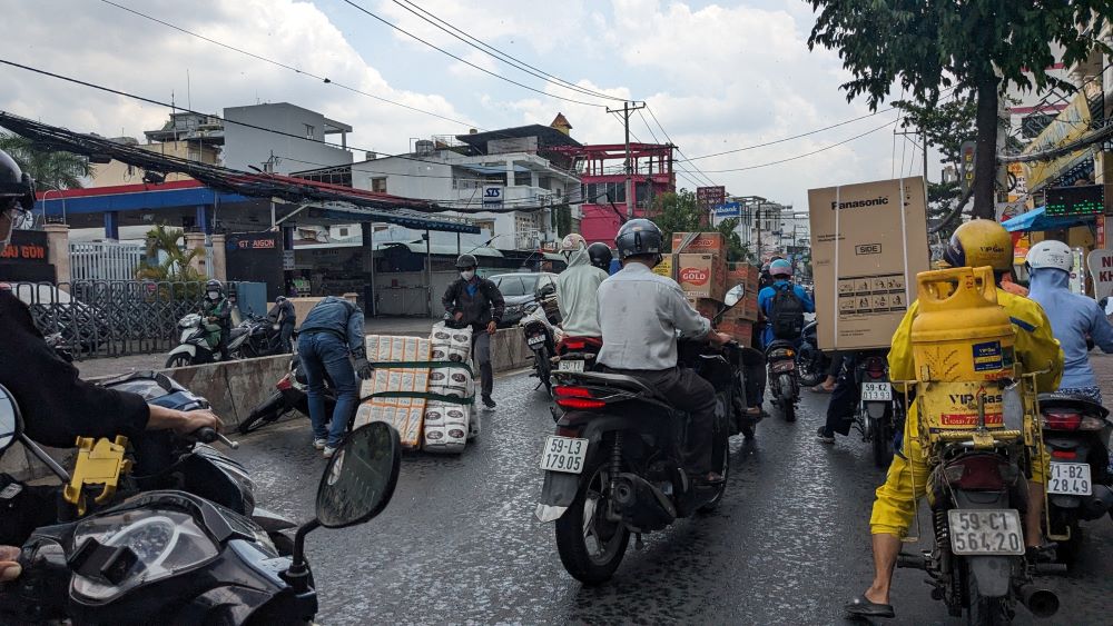 Hiện trường cảnh xe máy trượt té ở đường Huỳnh Tấn Phát, Quận 7. Ảnh: Anh Tú