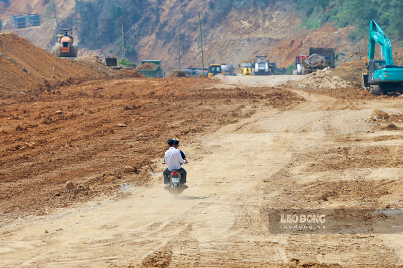 Kết thúc chiến dịch 100 ngày đêm GPMB, trên 90% diện tích (qua Cao Bằng) phục vụ dự án cao tốc Đồng Đăng - Trà Lĩnh được bàn giao. Ảnh: Tân Văn.