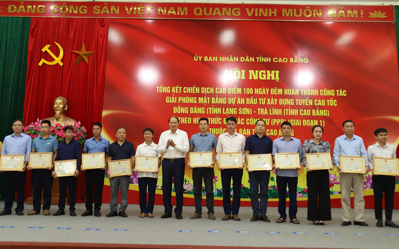Phó Chủ tịch UBND tỉnh Cao Bằng Hoàng Văn Thạch trao bằng khen đến các hộ dân có thành tích xuất sắc trong công tác GPMB. Ảnh: Kim Cúc.