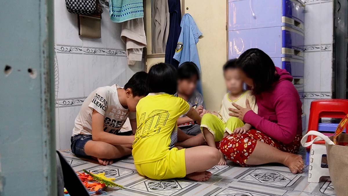 Chị Dung và các con tại căn nhà trọ ở quận Phú Nhuận, TPHCM. Ảnh: Như Quỳnh