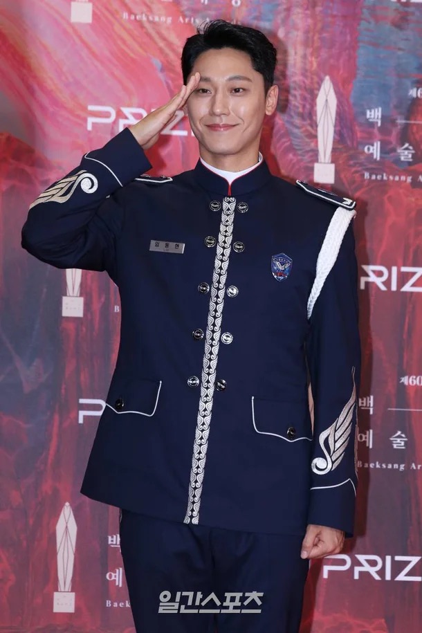 Lee Do Hyun gây bất ngờ khi diện quân phục lên thảm đỏ. Nam diễn viên đang phục vụ trong quân ngũ và xác nhận tham dự Baeksang ngay trước thềm lễ trao giải. Năm nay, Lee Do Hyun chạm ngõ màn ảnh rộng với vai Bong Gil trong “Exhuma“. Ảnh: Ilgan Sport