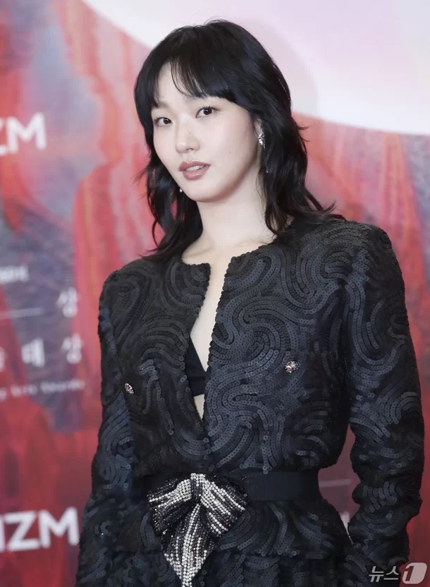 Kim Go Eun diện trang phục xẻ sâu quyến rũ. Cô được đề cử Nữ chính xuất sắc mảng điện ảnh. Ảnh: News1