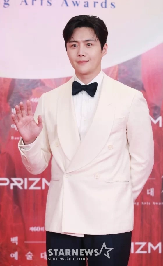 Kim Seon Ho được tờ Chosun gọi là hoàng tử má lúm. Ảnh: StarNews