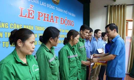 Lãnh đạo LĐLĐ tỉnh Thái Bình trao quà cho công nhân lao động. Ảnh: Bá Mạnh