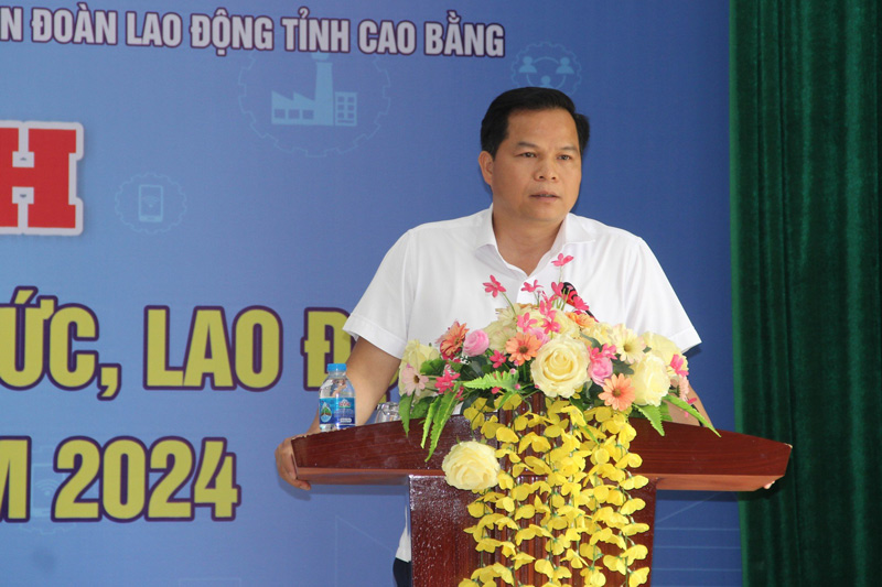Ông Bế Minh Đức - Phó Trưởng đoàn chuyên trách Đoàn ĐBQH tỉnh Cao Bằng phát biểu tại chương trình. Ảnh: Tân Văn.