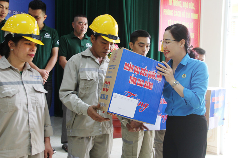 Lãnh đạo LĐLĐ tỉnh Cao Bằng trao quà đến tay công nhân. Ảnh: Tân Văn.