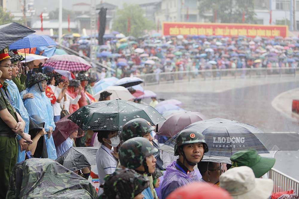 Tại sân vận động tỉnh Điện Biên, trước khi diễn ra Lễ kỷ niệm trời đã đổ mưa rất nặng hạt, tuy nhiên tất cả vẫn diễn ra trong sự háo hức và chờ đợi.