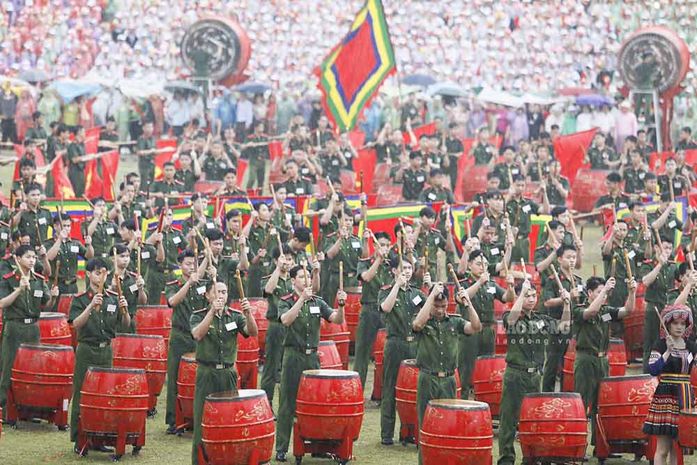 1.000 sinh viên của Học viện Cảnh sát Nhân dân biểu diễn màn trống hội “Âm vang Điện Biên” khi trời vẫn tiếp tục đổ mưa.
