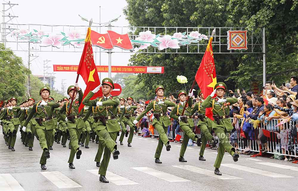 Sau khi diễu qua lễ đài, các khối diễu binh, diễu hành tiếp tục tỏa ra các con phố chính tại TP Điện Biên Phủ.