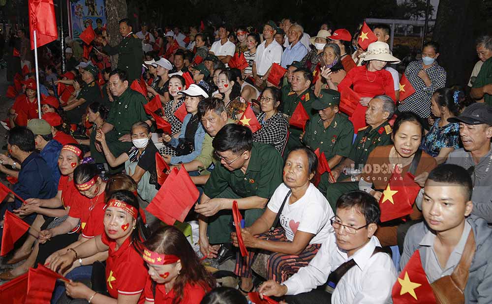 Ngay từ lúc 3-4 giờ sáng, người dân đã ngồi kín 2 bên đường Hoàng Văn Thái, TP Điện Biên Phủ - nơi mà tất cả các khối diễu hành sẽ đi qua.