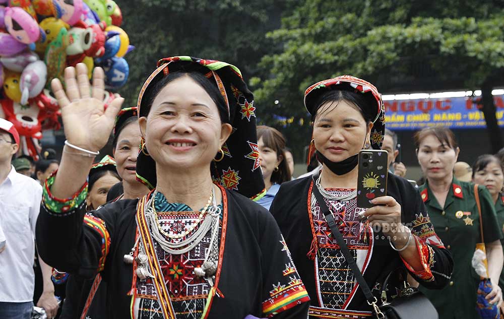 Tất cả đều hào hứng, phấn khởi khi được chứng kiến không khí hào hùng của một cuộc diễu binh diễu hành quy mô lớn nhất từ trước đến nay trên mảnh đất Điện Biên lịch sử.