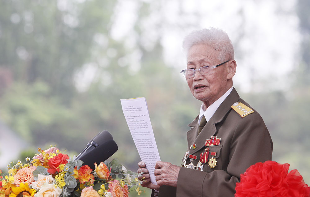  Cựu Chiến binh Phạm Đức Cư năm nay đã 94 tuổi, đại diện cho Chiến sĩ Điện Biên và các lực lượng tham gia Chiến dịch Điện Biên Phủ phát biểu trong nghẹn ngào xúc động.