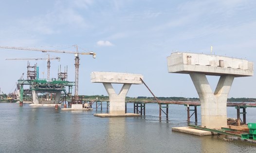 Một cây cầu ở dự án đường ven biển kết nối hành lang kinh tế Đông Tây, dự án này đến nay giải ngân 18%. Ảnh: H.Nguyên.