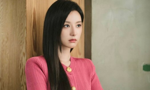 Kim Ji Won đóng nữ chính Hong Hae In trong "Nữ hoàng nước mắt"
