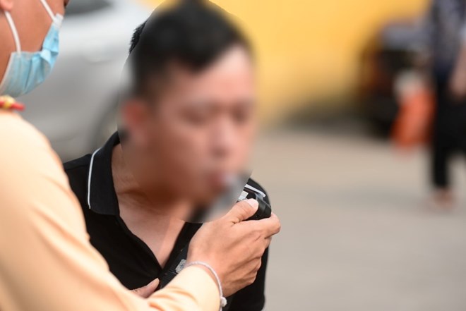Cảnh sát giao thông kiểm tra nồng độ cồn. Ảnh: Xuyên Đông
