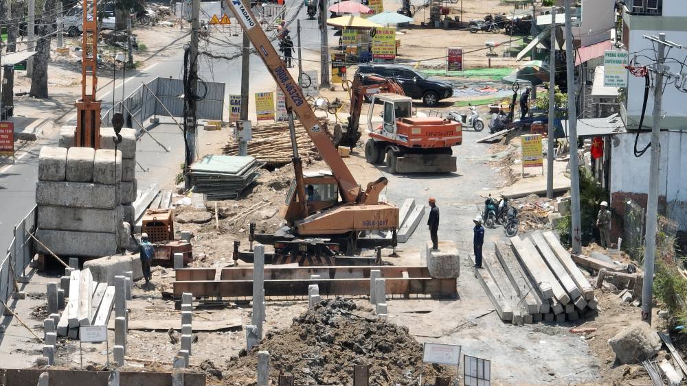 Theo ghi nhận phóng viên tại công trường xây dựng cầu Phước Long, nhiều máy móc, công nhân đang làm việc.