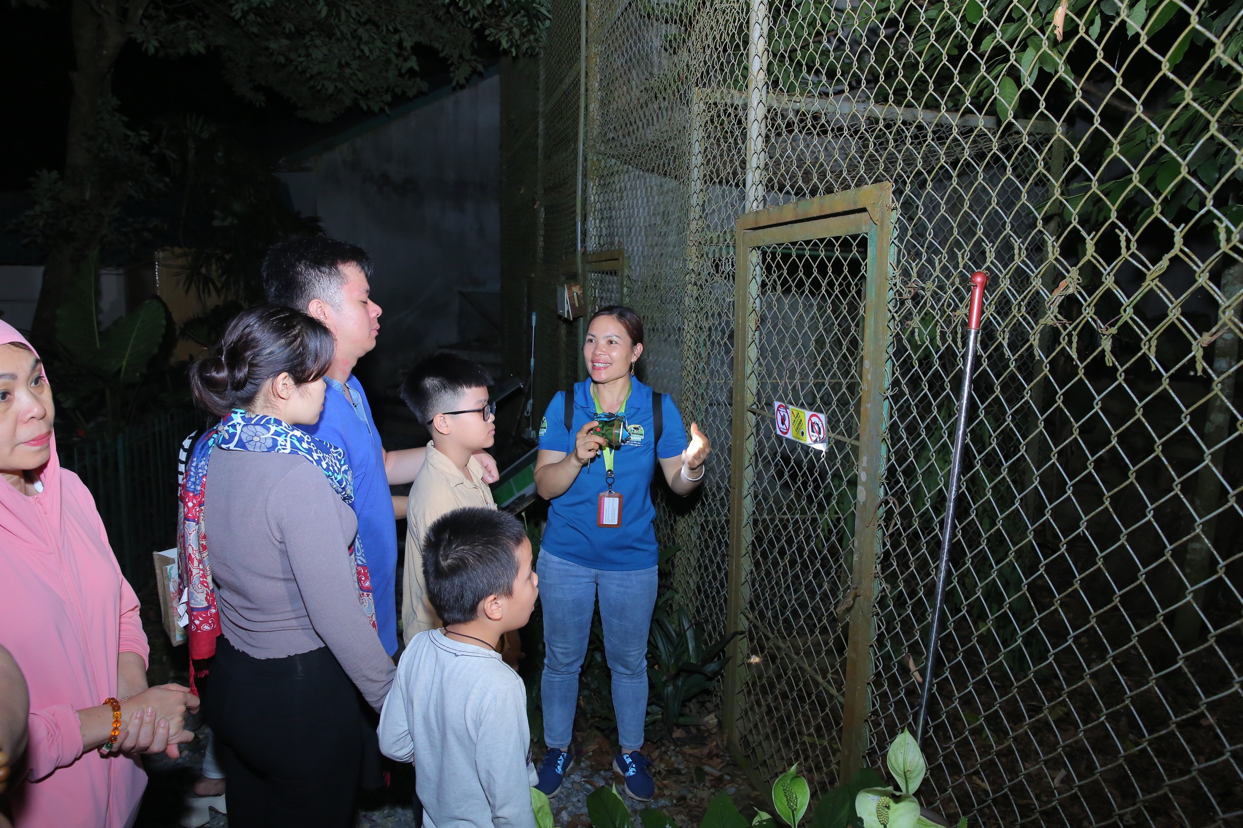 Tour đêm thu hút đông đảo du khách, đặc biệt là các gia đình có trẻ nhỏ. Ảnh: Vườn quốc gia Cúc Phương