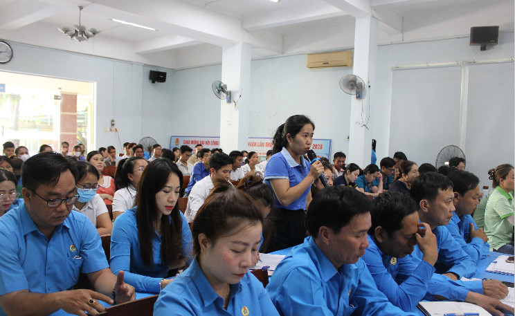 Cử tri kiến nghị cần thay đổi quy định đối với lao động nữ mang thai. Ảnh: Ninh Giang