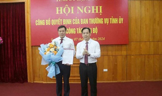 Ông Đinh Đức Chính (bìa trái) nhận quyết định, hoa chúc mừng của lãnh đạo Tỉnh ủy Lạng Sơn. Ảnh: Duy Chiến

