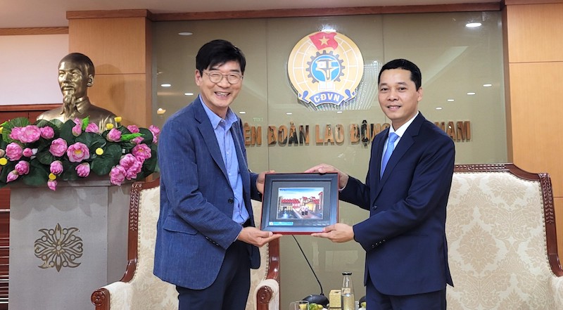 Ông Nguyễn Đức Thịnh tặng quà lưu niệm tới ông Kim Hae Gwang (bên phải). Ảnh: Quang Hùng