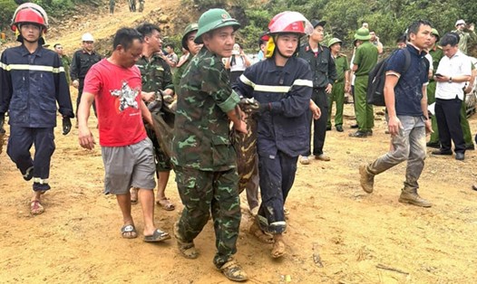 Lực lượng cứu nạn cứu hộ triển khai ứng cứu những công nhân bị đất đá vùi lấp. Ảnh: VGP