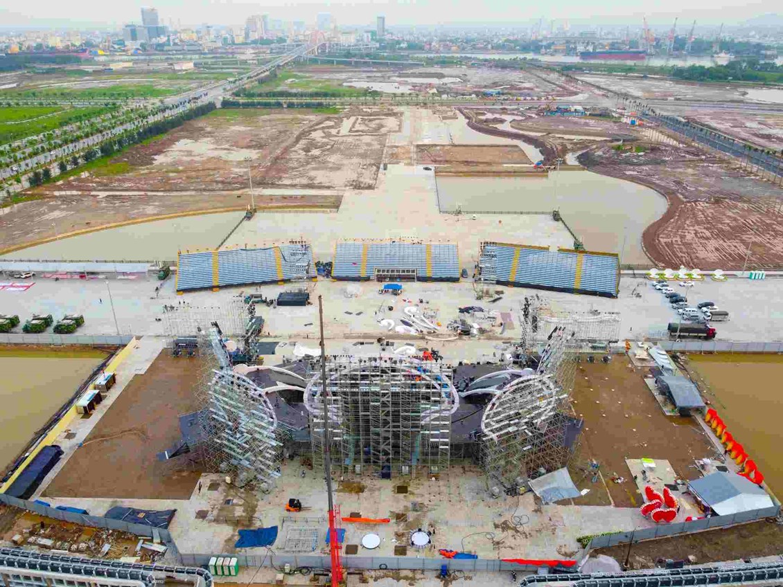 Nhấn vào ảnh để phóng to Đối với tuyến đường 55 m phía trước Trung tâm Chính trị - Hành chính đã thi công hoàn thành các lớp kết cấu, lát đá hoàn thiện với diện tích 25.575 m2; hoàn thành hệ thống thoát nước mưa, điện chiếu sáng giao thông; hoàn thành kết nối với tuyến đường Đỗ Mười và tuyến đường Bắc Nam. Các hạng mục kết cấu đài phun nước, kết cấu nền, lát đá cũng đã hoàn thiện đảm bảo theo hồ sơ thiết kế…