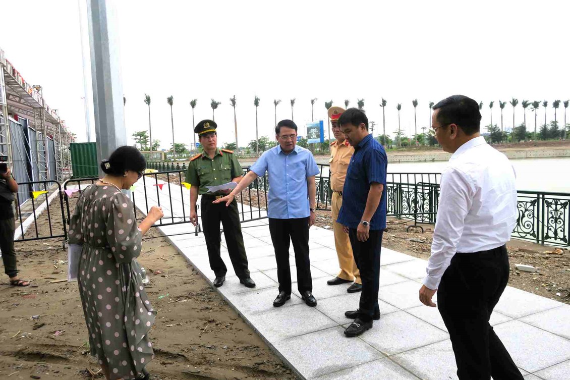 Nhấn vào ảnh để phóng to Kiểm tra thực địa trong sáng 7.5, ông Lê Khắc Nam - Phó Chủ tịch UBND TP.Hải Phòng Để chủ động ứng phó với các yếu tố thời tiết, các vấn đề có thể phát sinh trong quá trình tổ chức Lễ hội, Phó Chủ tịch Lê Khắc Nam chỉ đạo ngành Điện lực và các đơn vị liên quan kiểm tra các hệ thống đấu nối, dây điện, công tác chuyển tải điện, thiết bị chống sét, phương án máy phát dự phòng,… bảo đảm chương trình nghệ thuật tối 11/5 diễn ra an toàn tuyệt đối. Công an thành phố chỉ đạo các đơn vị bảo đảm an ninh trật tự, phòng chống cháy nổ, phân luồng giao thông. Bộ Chỉ huy quân sự thành phố tập trung rà, phá bom mìn, quản lý, giám sát các thiết bị bay. Bên cạnh đó, Phó Chủ tịch UBND thành phố cũng yêu cầu các Sở, ngành, địa phương tập trung cao, chủ động triển khai phần việc được giao. Đặc biệt chú ý công tác bảo đảm an ninh trật tự, an toàn giao thông, vệ sinh an toàn thực phẩm, vệ sinh môi trường… tạo ấn tượng tốt đẹp với người dân và du khách tham gia Lễ hội.