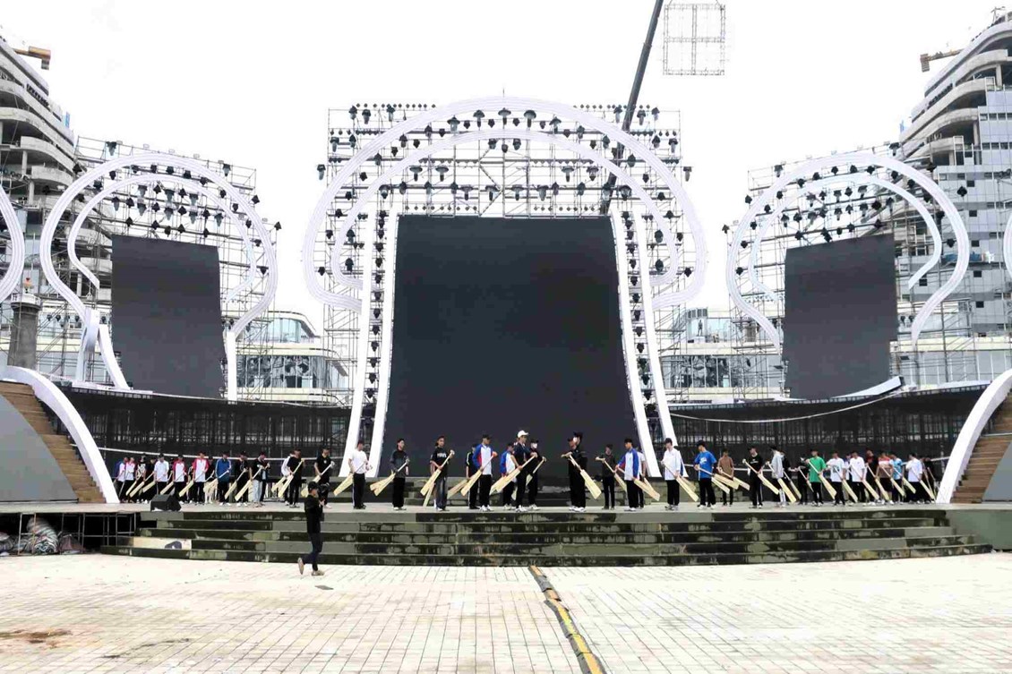 Nhấn vào ảnh để phóng to Theo báo cáo của Ban Quản lý Dự án phát triển đô thị và đầu tư xây dựng công trình dân dụng, đến ngày 6.5, đối với Quảng trường phía trước Trung tâm Chính trị - Hành chính thành phố đã triển khai thi công xong 11.000 m2 kết cấu nền, lát đá hoàn thiện đảm bảo yêu cầu thiết kế; hoàn thành 315/315m lan can hồ cảnh quan H1, H2 phạm vi quảng trường đảm bảo an toàn.