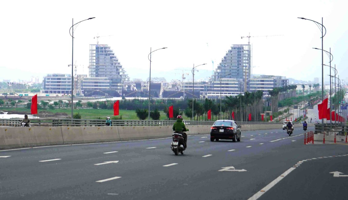 Nhấn vào ảnh để phóng to Công tác phân luồng giao thông được Sở Giao thông vận tải và Công an thành phố lên kế hoạch và thực hiện bảo đảm an ninh trật tự, an toàn giao thông trong, ngoài khu vực diễn ra Lễ hội và các tuyến đường xung quanh; bố trí lực lượng thường xuyên ứng trực sẵn sàng xử lý khi có các tình huống đột xuất xảy ra.