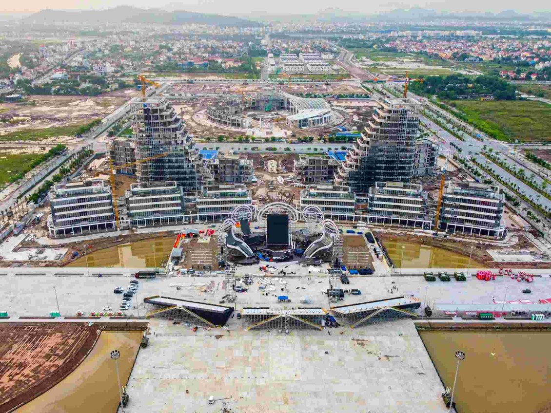 Nhấn vào ảnh để phóng to Sau 10 năm tổ chức chương trình khai mạc Lễ hội Hoa Phượng Đỏ ở Nhà hát trung tâm thành phố, năm 2024, TP.Hải Phòng quyết định Chương trình nghệ thuật đêm hội “Hải Phòng - Bừng sáng miền di sản” Lễ hội Hoa Phượng Ðỏ - Hải Phòng 2024 tại Quảng trường phía trước Trung tâm Chính trị - Hành chính tại Khu đô thị mới Bắc sông Cấm.