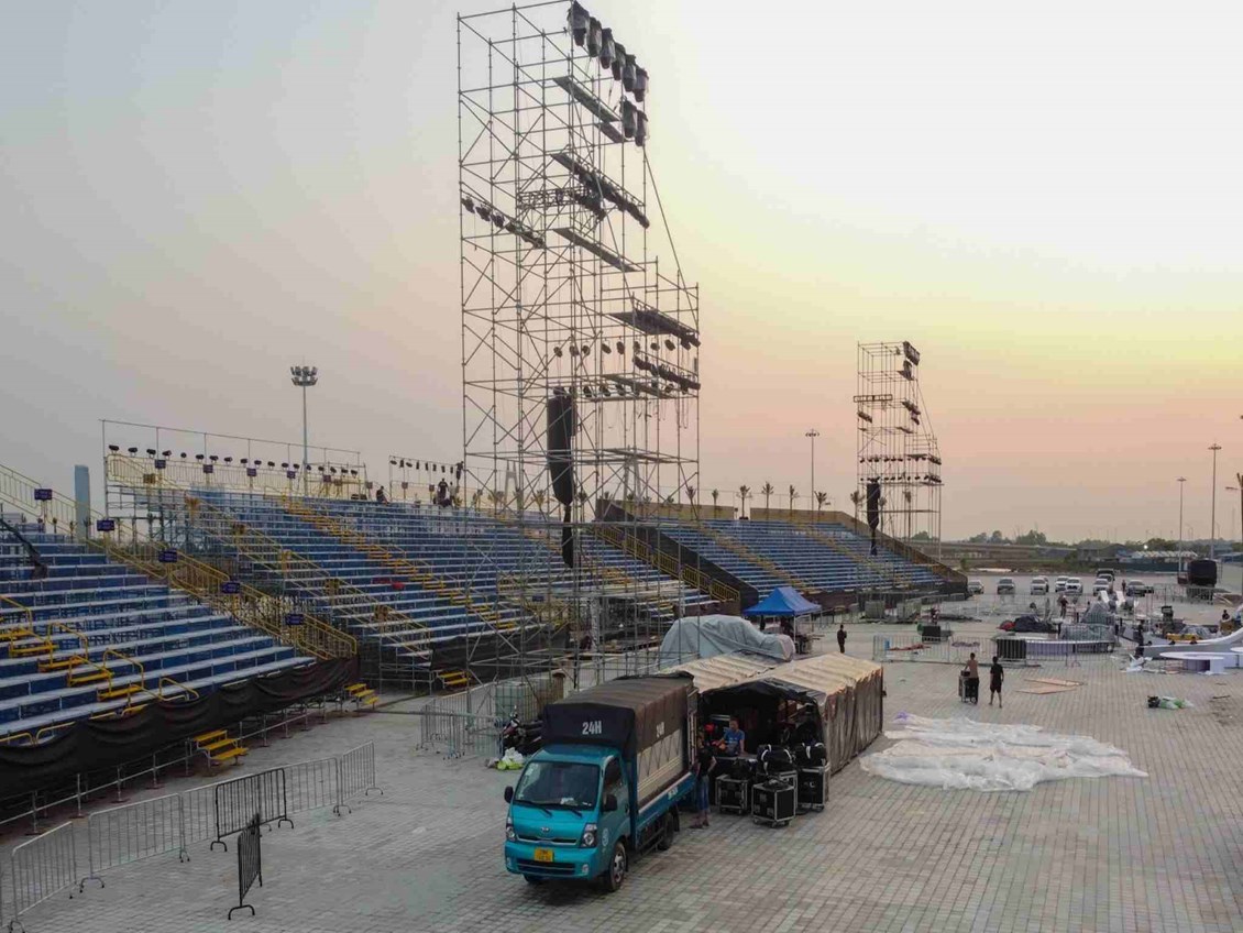 Nhấn vào ảnh để phóng to Đường giao thông kết nối từ Quảng trường đến tuyến đường trục chính Đông Tây đã hoàn thiện 100% kết cấu lớp Cấp phối đá dăm loại 1 và đổ bê tông mặt đường. Nhà thầu cũng đã hoàn thành thi công lắp đặt 2 cột điện chiếu sáng cao 25 m với 2 dàn đèn đảm bảo chiếu sáng cho việc tổ chức đêm hội.